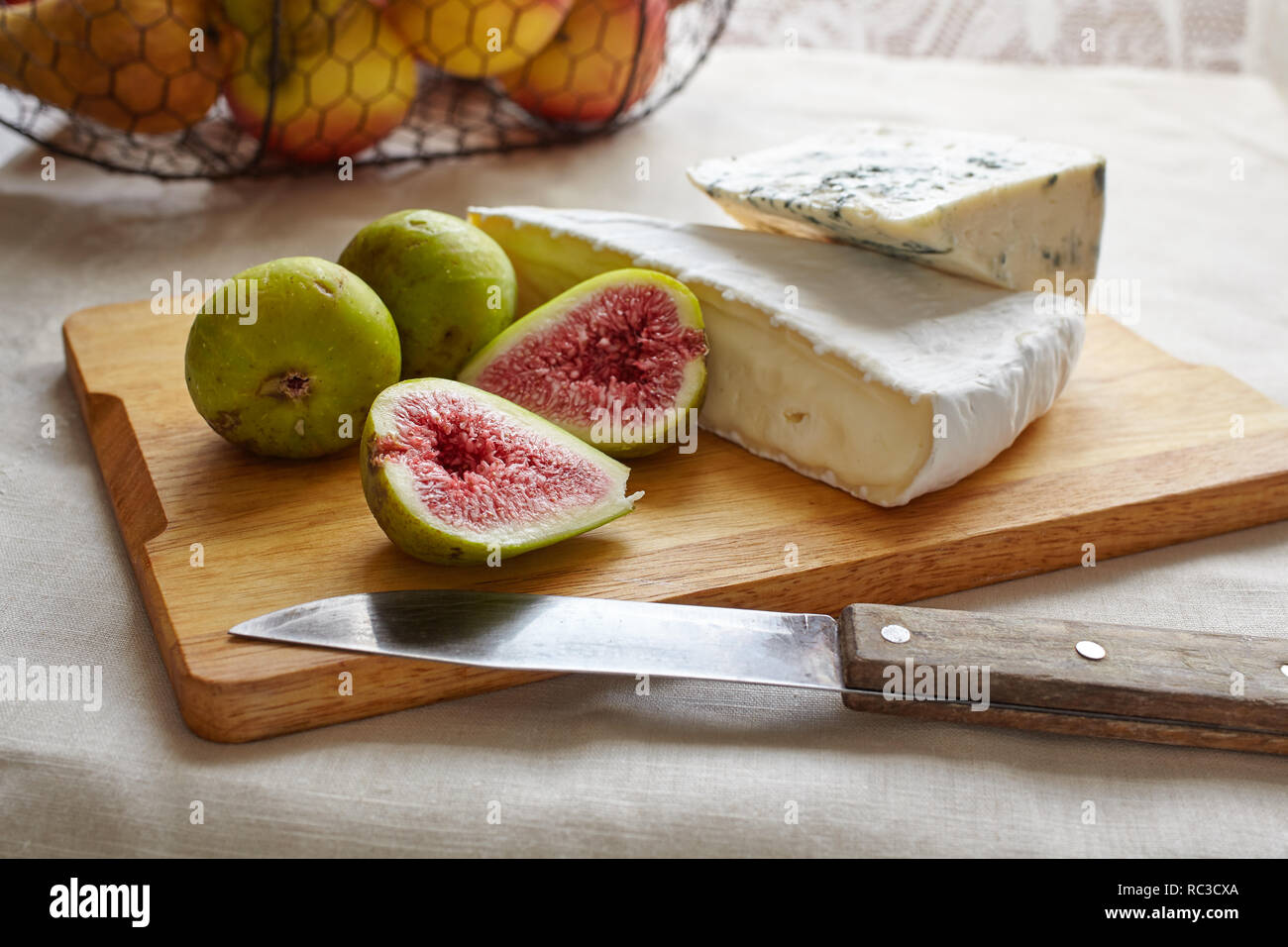 Le Camembert et le fromage bleu avec des figues sur une planche à découper Banque D'Images