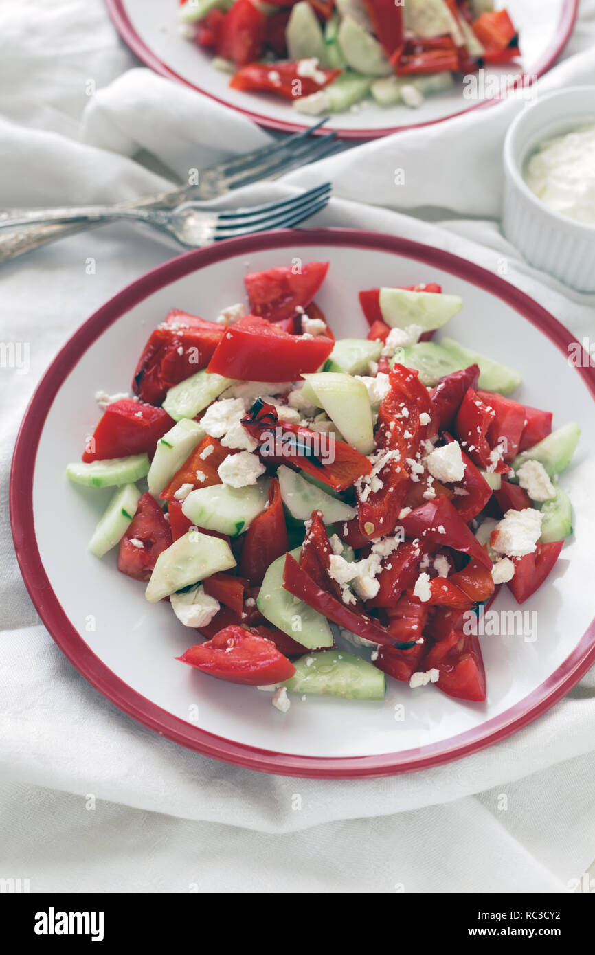 Le plat traditionnel bulgare salade shopska Banque D'Images