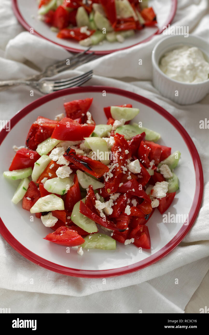 Le plat traditionnel bulgare salade shopska Banque D'Images