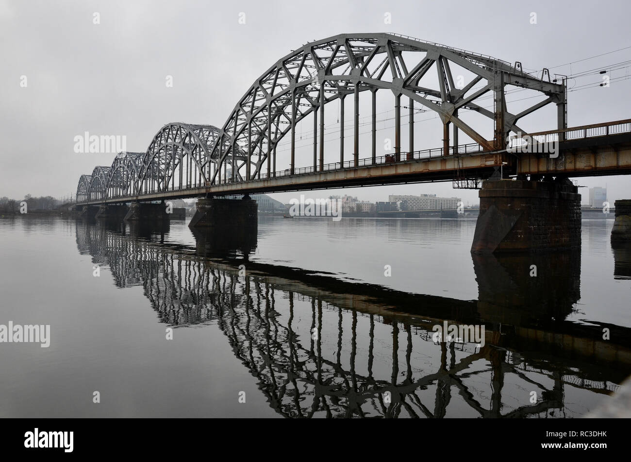 Le pont ferroviaire sur le fleuve Daugava, Riga, Lettonie, Pays Baltes, Décembre 2018 Banque D'Images
