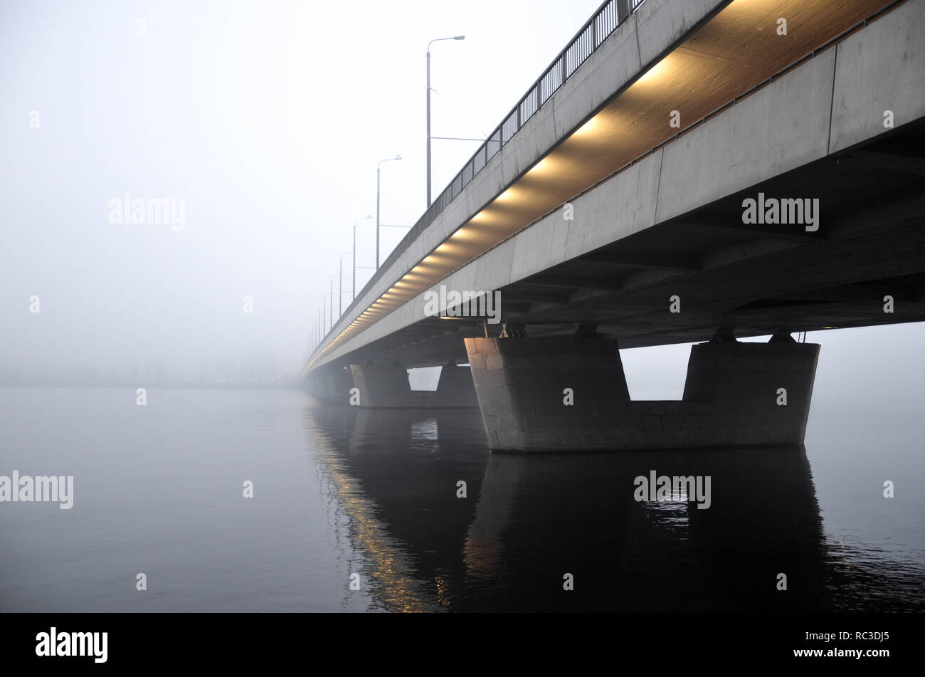 L'île pont traversant la rivière Daugava, Riga, Lettonie, Pays Baltes, Décembre 2018 Banque D'Images