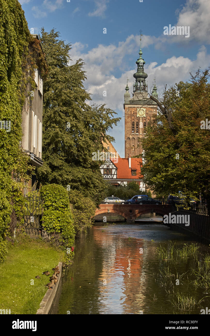 Gdansk, Pologne - 31 août 2006 : La tour de l'église Sainte Catherine sur le canal Radunia. Cette plus ancienne église de Gdansk est une église protestante fro Banque D'Images