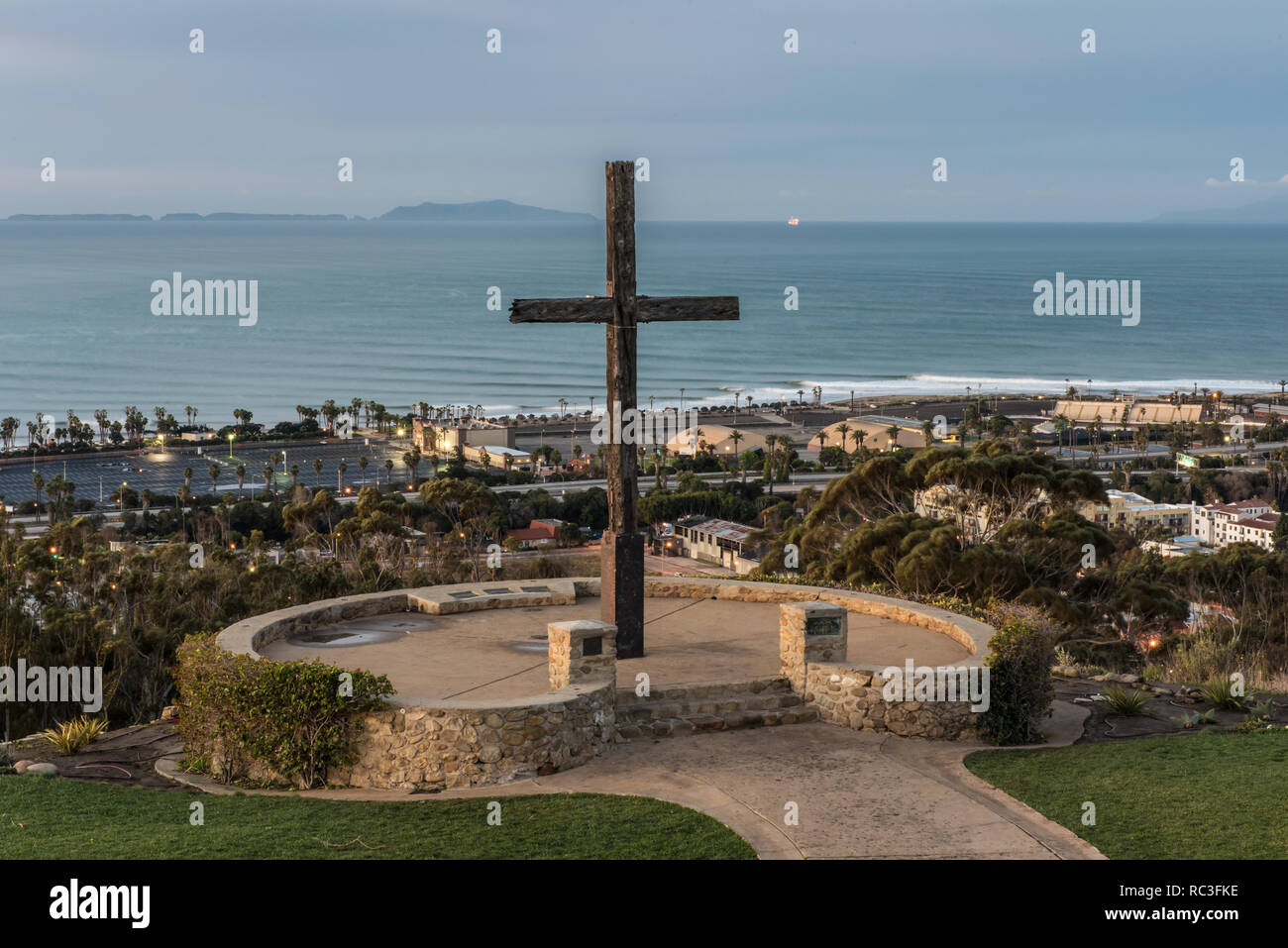 Croix de bois surplombe la ville plage côtière avec les lignes de rupture des vagues parfaites dans l'arrière-plan. Banque D'Images