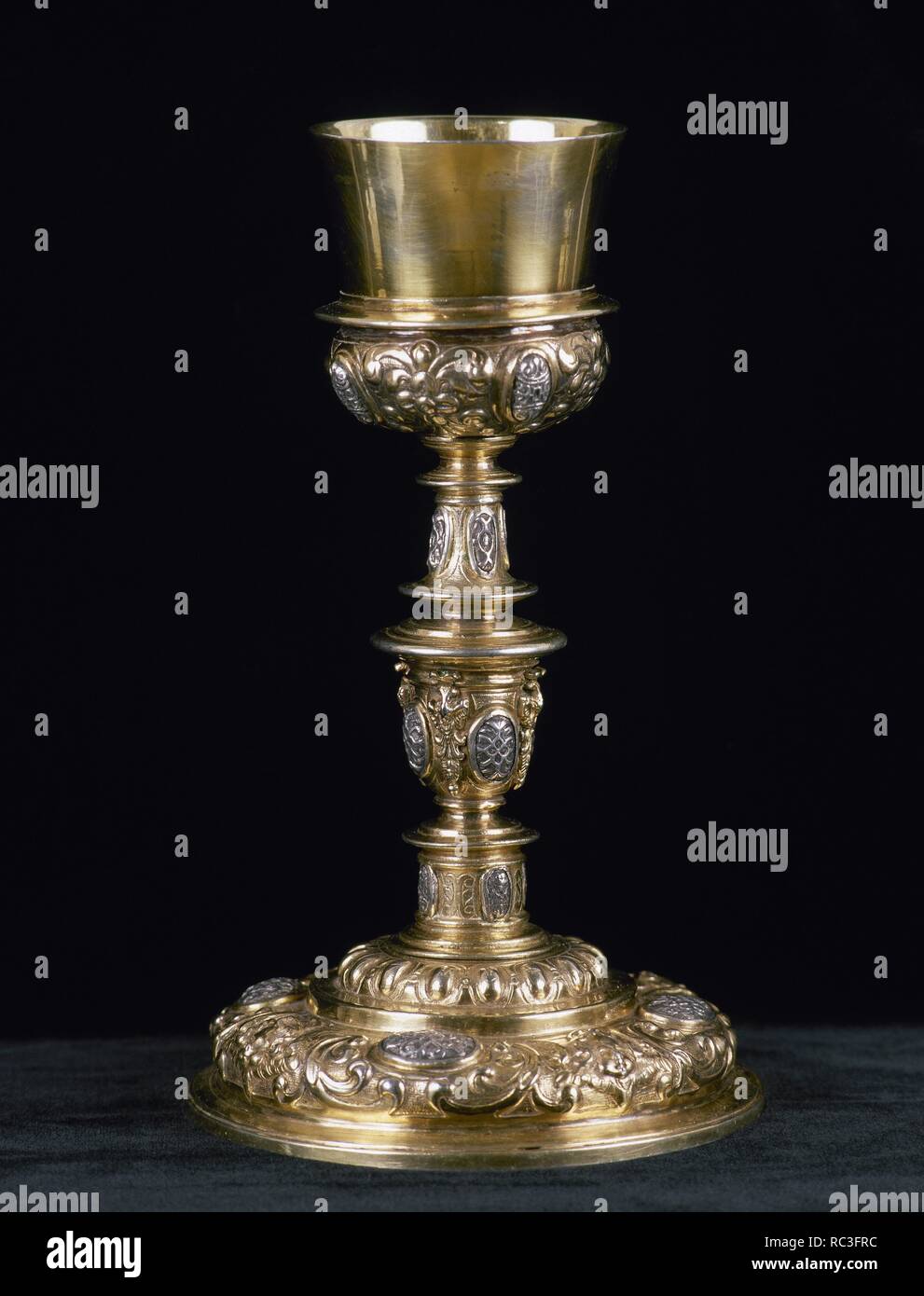 ARTE BARROCO. ESPAÑA. CALIZ en plata sobredorada (27,8cm x 16cm x 16cm). Obra datada en el año 1647 y que se corresponde con el modelo generalizado por la platería hispánica del siglo XVII. Basílica de Santa Maria del Mar. Barcelone. Cataluña. Banque D'Images
