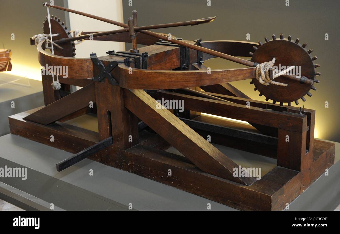 Renaissance. Le Génie militaire. Dessiné dans le Codex de l'Atlantique (folio 152 1485-1490) de Léonard de Vinci. La catapulte double, avec godet et l'élingue. Modèle. Musée national des sciences et de la technologie Léonard de Vinci. Milan. L'Italie. Banque D'Images