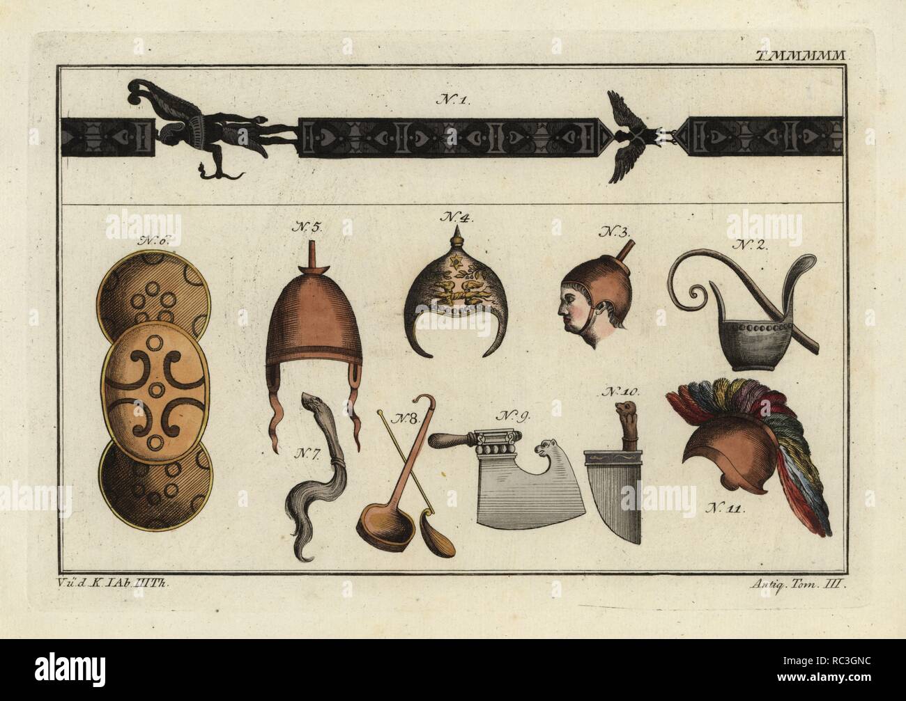 Peinture grotesque, de bon augure, la baguette de capot un Romain flamen (prêtre), capot d'un flamen de Jupiter, capot et le bouclier d'Salii, sautant les prêtres de Mars, aspersorium, louche, d'encens et de couteau, hache sacrificielle et casque étrusque. Coloriée à la gravure sur cuivre de Robert von Spalart's 'tableau Historique des costumes des principaux peuples de l'Antiquité et du Moyen Âge,' Chez Collignon, Metz, 1810. Banque D'Images