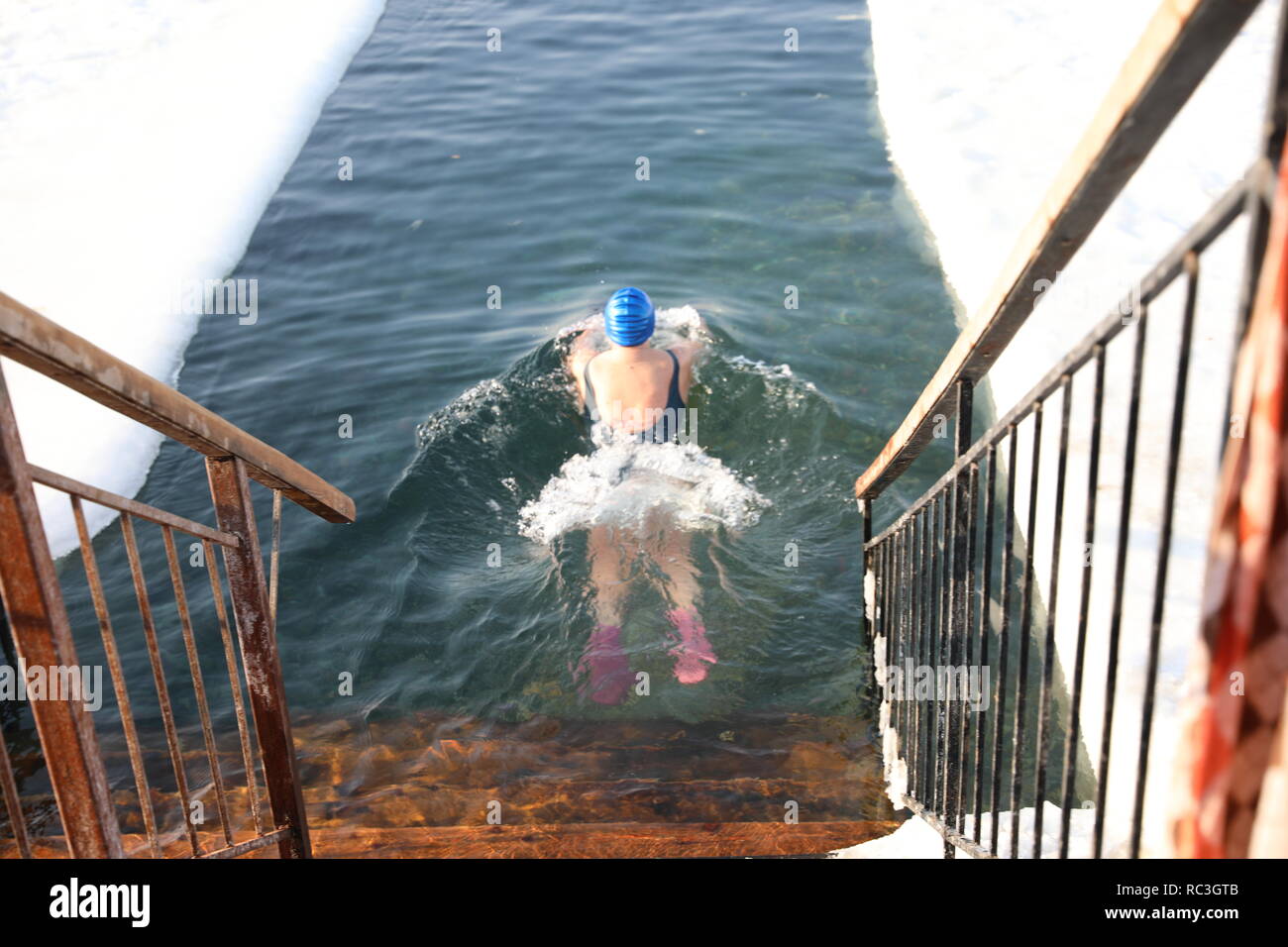 Vladivostok, Russie. 13 Jan, 2019. Un amateur de la natation hivernale est vu à Vladivostok, Russie, 13 janvier 2019. Credit : Wu Gang/Xinhua/Alamy Live News Banque D'Images