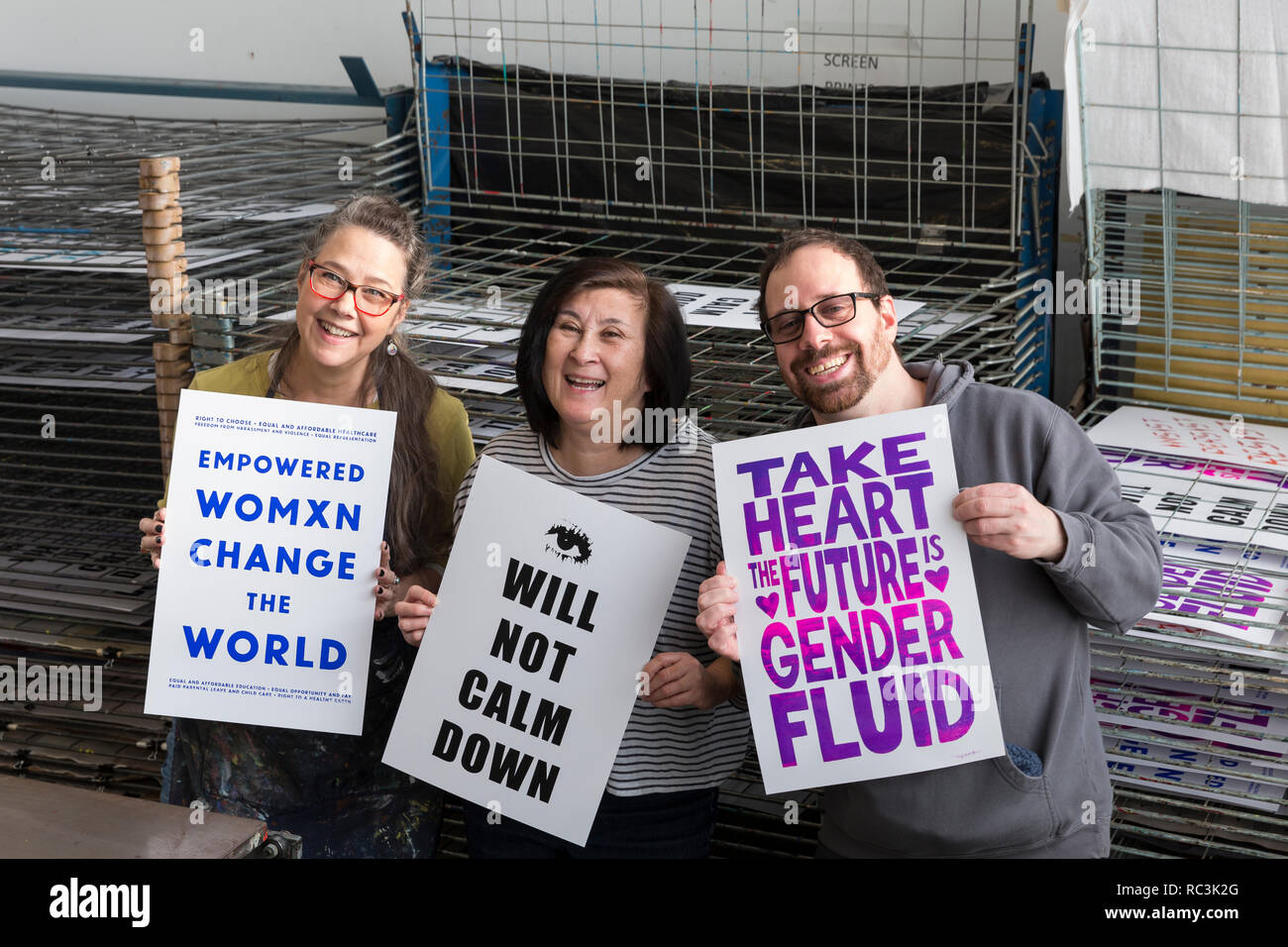 Seattle, Washington, USA. 12e Janvier 2019. Les bénévoles montrent écran terminé imprime à la Pratt Fine Arts Center print studio. Les partisans sont invités à créer une résistance positive poster imprime à un groupe de travail pour la prochaine du Womxn sur Mars 2019 de Seattle. Le rallye et mars, organisée par Womxn Seattle marche en avant, aura lieu le 19 janvier 2019 le coup d'un week-end de bâtiment énergie grâce à la collectivité, à protester, et l'activisme. Crédit : Paul Christian Gordon/Alamy Live News Banque D'Images