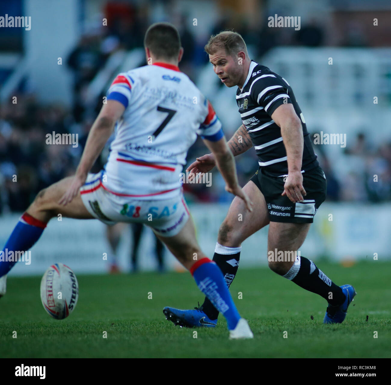 Wakefeild, West Yorkshire, Royaume-Uni. 13e Janvier 2019. La fusée Mobile Stadium, Belle Vue, Wakefield, West Yorkshire, Royaume-Uni, le 13 janvier 2019 Danny Washbrook de Hull FC sur l'attaque (R) contre Wakefield Trinity Wildcats pendant Danny Kirmond et Danny Washbrook's Testimonial match Crédit : Touchlinepics/Alamy Live News Crédit : Stephen Gaunt/Alamy Live News Banque D'Images