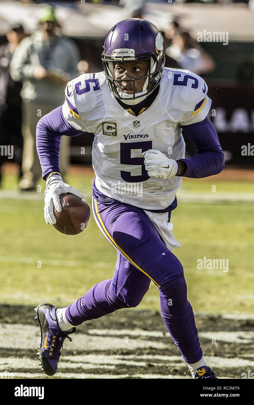 Oakland, Californie, USA. 15 Nov, 2015. Minnesota Vikings quarterback Teddy Bridgewater (5) s'exécute en poche sous pression le dimanche 15 novembre 2015 à O.co Coliseum à Oakland, Californie. Vikings a vaincu les Raiders 30-14. Crédit : Al Golub/ZUMA/Alamy Fil Live News Banque D'Images