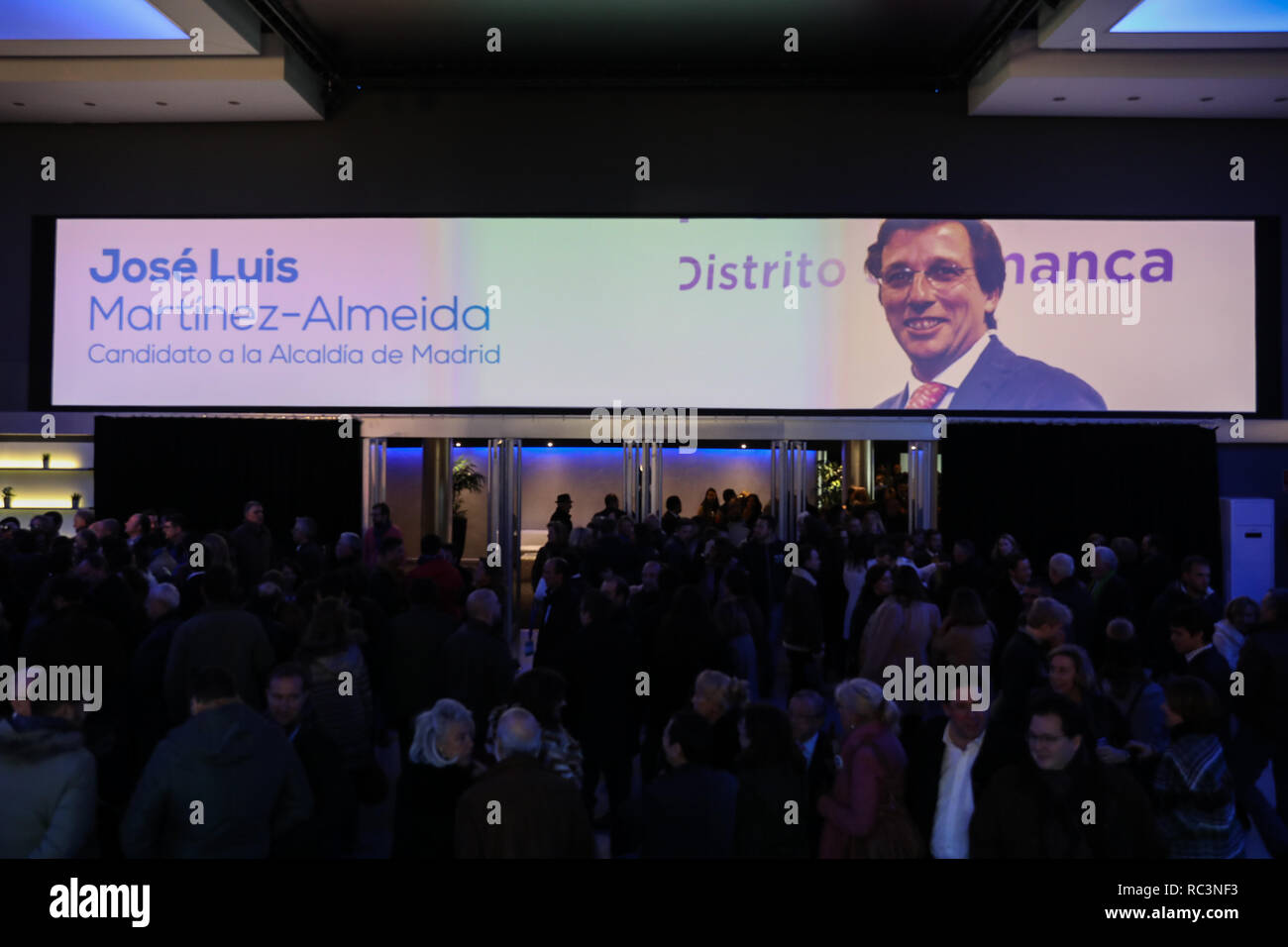 Madrid, Espagne. 13 Jan, 2019. Affiche annonçant Jose Luis Martinez-Almeida comme candidat vu au cours de la loi.Le PP de Madrid célèbre une multitude de loi au théâtre Goya la présentation de José Luis Martí-nez-Almeida et Isabel DÃ-az Ayuso qui seront les candidats du PP pour la mairie et la Communauté de Madrid, respectivement, pour les prochaines élections régionales et locales de mai le Jan 13, 2019 à Madrid, Espagne. Credit : Jésus Encarna SOPA/Images/ZUMA/Alamy Fil Live News Banque D'Images