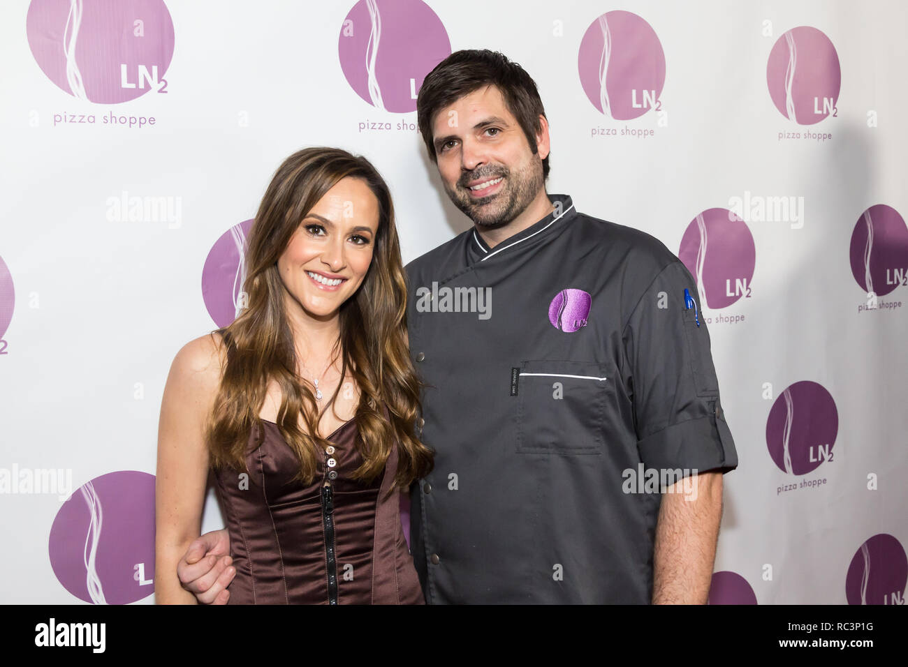 Los Angeles, USA. 12 janvier, 2019. Ray Mica (L) et propriétaire Chris Robbins (R) d'assister le chef Christopher Robbins' lancement de son nouveau salon Gastro, LN2 Pizza Shoppe sur Melrose Avenue à Los Angeles le 12 janvier 2019. Crédit : Vladimir M. Yazev/Alamy Live News. Banque D'Images