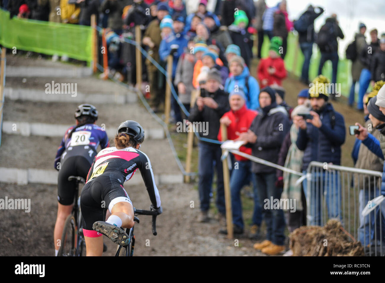 Cycloparc PPJ, Gravesend, Kent, UK. 13 Jan, 2019. Nikki Brammeier MUDIIITA Experza-Footlogix & Anna Kay monter les marches au cours de l'élite et moins de 23 ans féminin Race. Royaume-uni HSBC Cyclo-Cross championnats. Crédit : David Partridge/Alamy Live News Banque D'Images