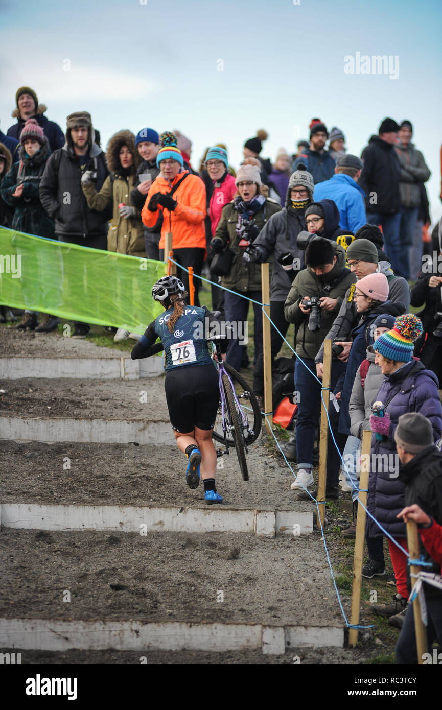 Cycloparc PPJ, Gravesend, Kent, UK. 13 Jan, 2019. Olivia Campbell, Scarpa Racing monte les étapes lors de l'Elite et moins de 23 ans féminin Race. Royaume-uni HSBC Cyclo-Cross championnats. Crédit : David Partridge/Alamy Live News Banque D'Images