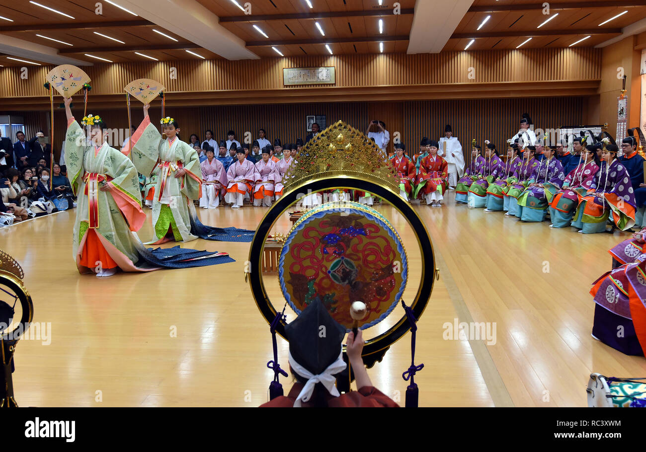 Tokyo, Japon. Jan 12, 2019. Cinquante-trois étudiants, qui ont atteint l'âge légal de 20 l'an dernier, assister à une cérémonie faisant revivre le rituel célébré dans l'ère Heian (794-1192 Japon) à l'Université Kokugakuin Tokyos le Samedi, Janvier 12, 2019. Le nombre de Japonais âgés de 20 ans, l'âge légal de l'âge adulte, le jour du Nouvel An sera 1,25 millions de dollars, en hausse de 20 000 un an plus tôt, selon une estimation gouvernementale. Credit : Natsuki Sakai/AFLO/Alamy Live News Banque D'Images