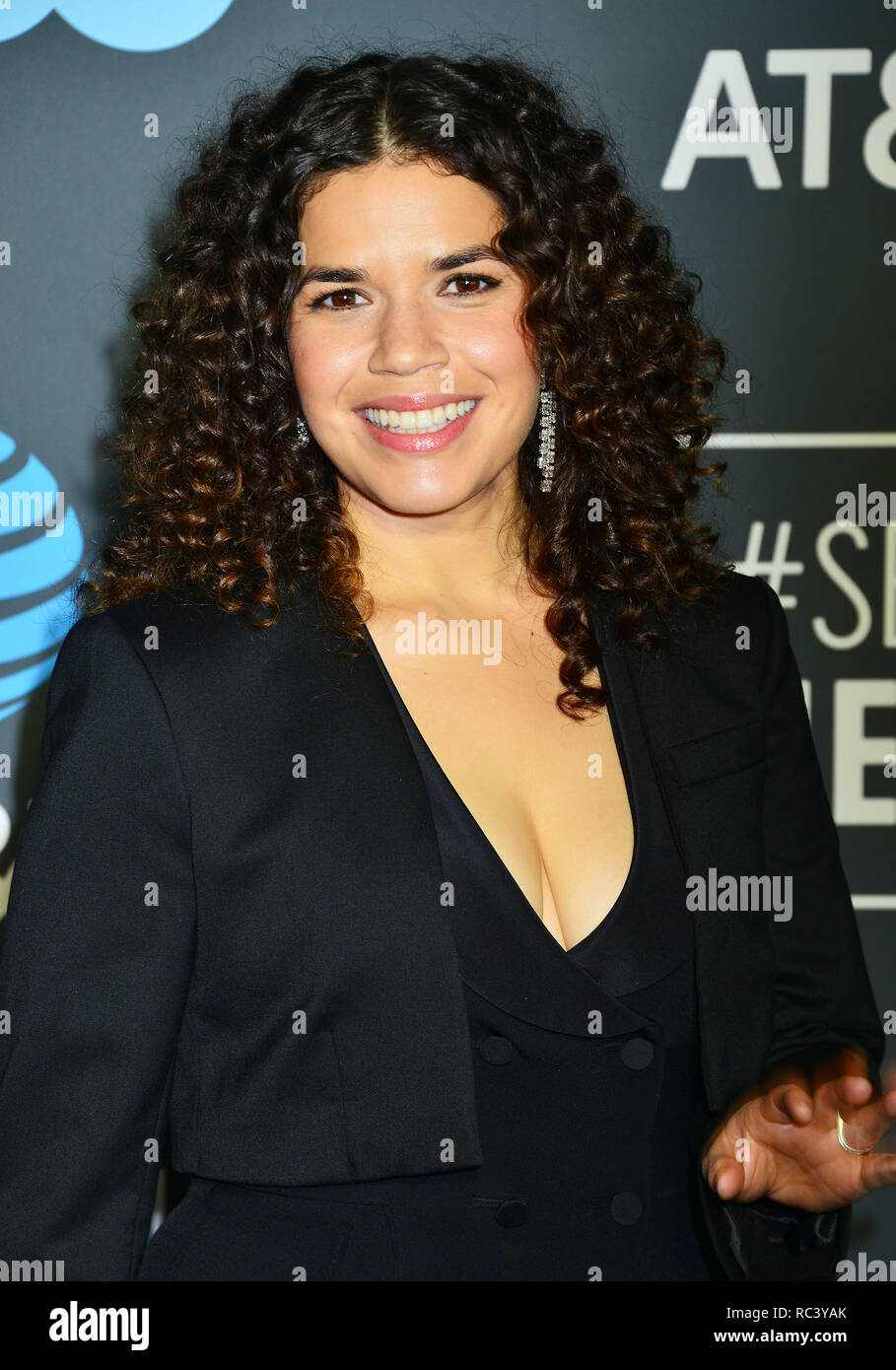 Santa Monica, Californie, USA. 13 Jan, 2019. Un_america ferrara 027 assiste à la 24e édition du Critics' Choice Awards au Barker Hangar le 13 janvier 2019 à Santa Monica, Californie / USA Crédit : Tsuni/Alamy Live News Banque D'Images