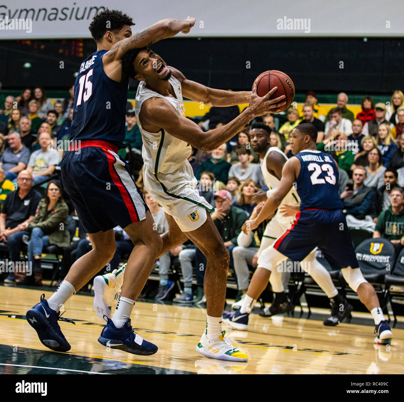 Jan 12 2019 San Francisco, CA États-Unis San Francisco avant Nate Renfro (15) disques durs au panier pendant la NCAA Men's match de basket-ball entre 1568 et les Bulldogs de San Francisco Dons 83-96 perdu au War Memorial Gymnasium San Francisco Californie Thurman James/CSM Banque D'Images