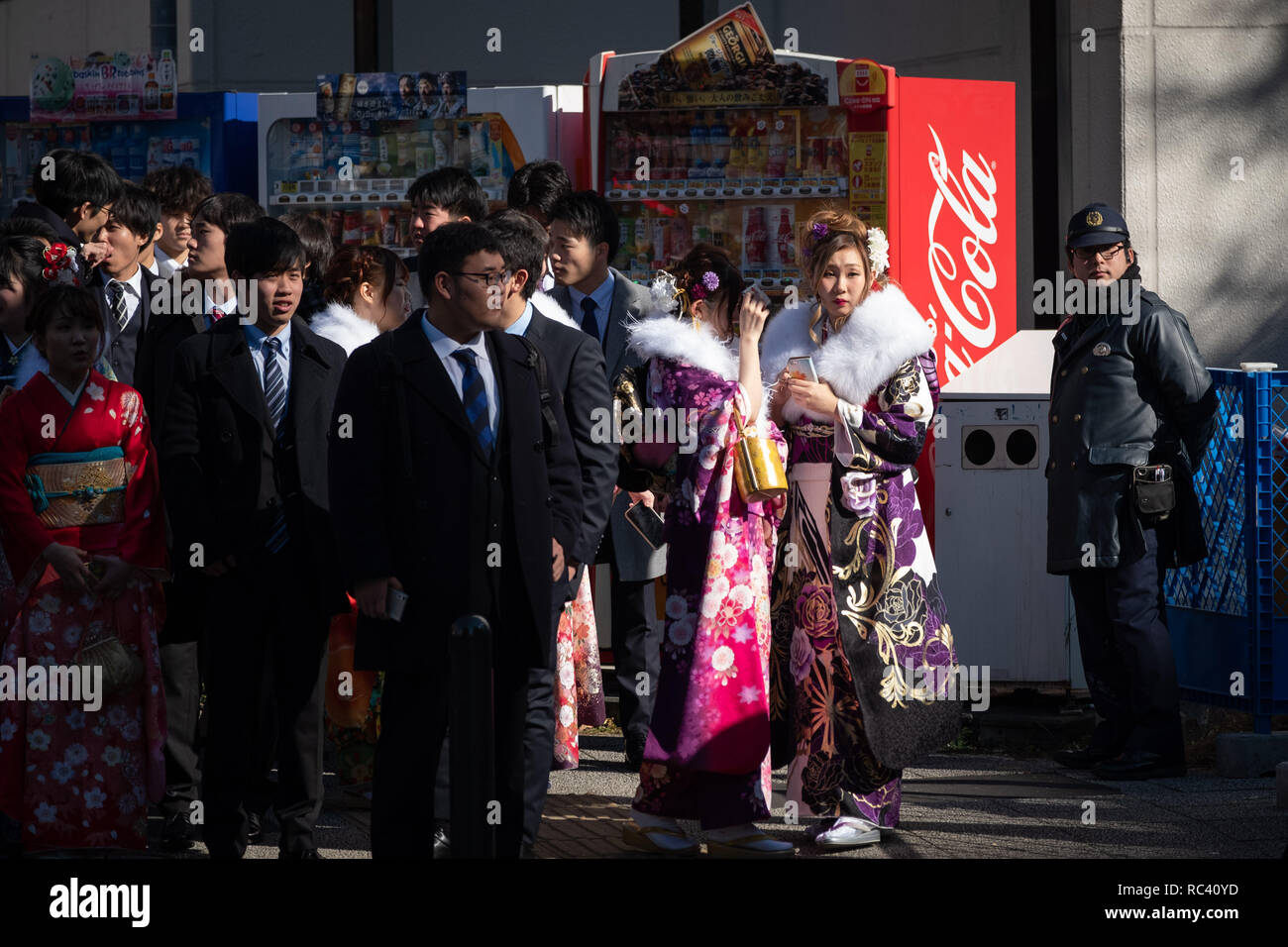 Les femmes portant un kimono attendre pour traverser une rue comme ils quitte après avoir assisté à une cérémonie de passage à l'âge adulte le 14 janvier 2019 à Yokohama, au Japon. Venue de l'âge de jour est un lieu de vacances japonais au mois de janvier de chaque année pour célébrer les personnes qui ont atteint 20 - l'âge officiel de l'âge adulte au Japon. La ville de Yokohama, avec près de 35 000 personnes en tournant 20 cette année, est maintenant un des plus grands événements dans le pays. 14 janvier 2019 Crédit : Nicolas Datiche/AFLO/Alamy Live News Banque D'Images