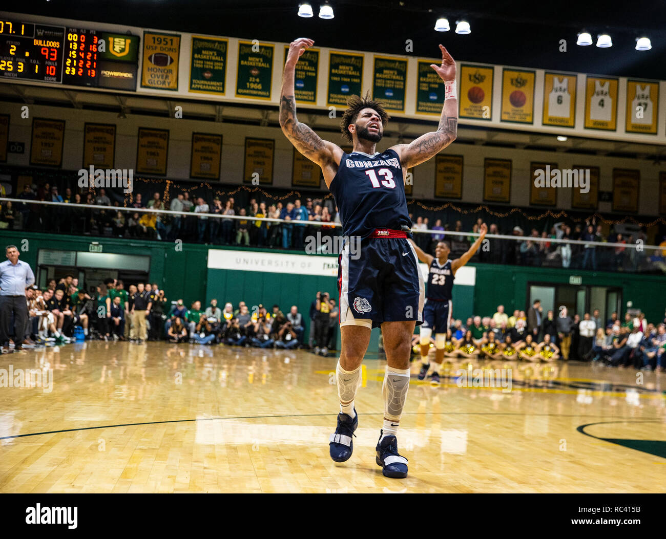 Jan 12 2019 San Francisco, CA U.S.A. 1568 guard Josh Perkins (13) célébrer une grande victoire lors de la NCAA Men's match de basket-ball entre 1568 et les Bulldogs de San Francisco Dons 96-83 gagner au War Memorial Gymnasium San Francisco Californie Thurman James/CSM Banque D'Images