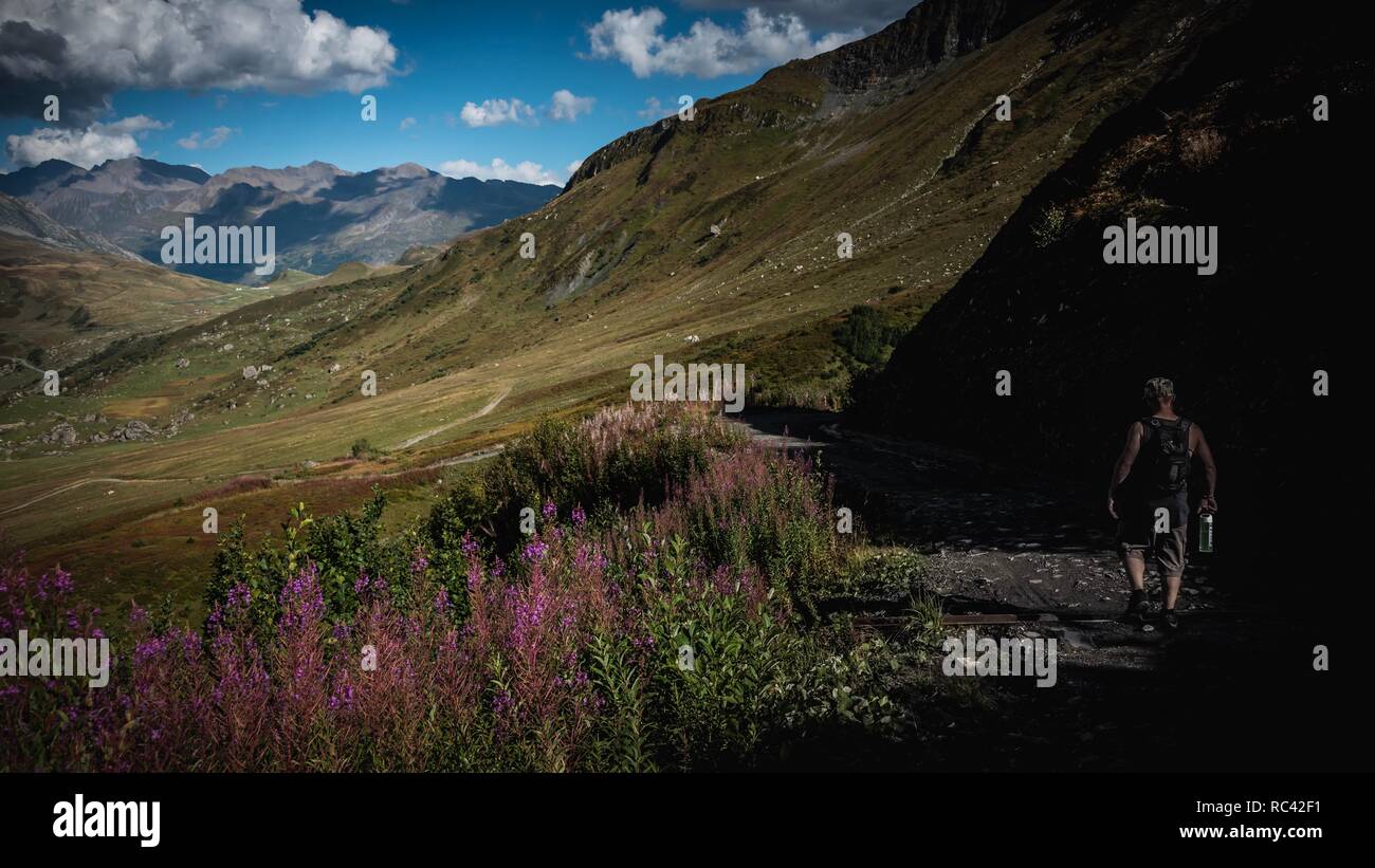 Homme marchant dans les collines près de Mont Blanc, France Banque D'Images
