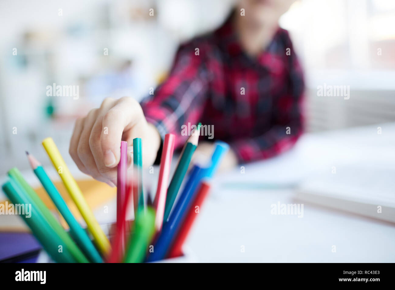 Crayon en tenant Banque D'Images