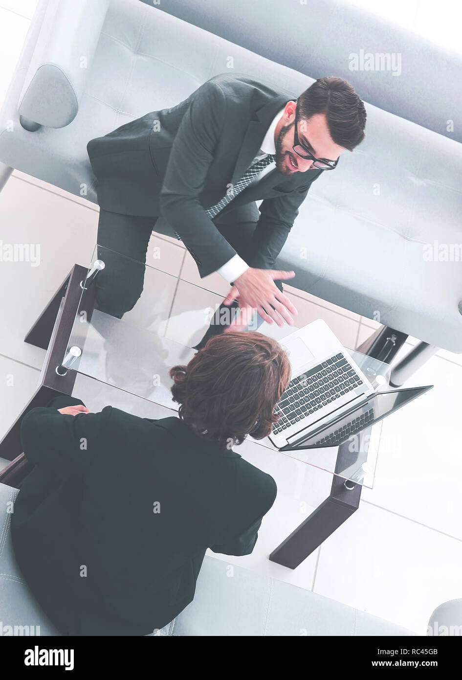 Deux tâches businesspeople sitting at table office. Banque D'Images
