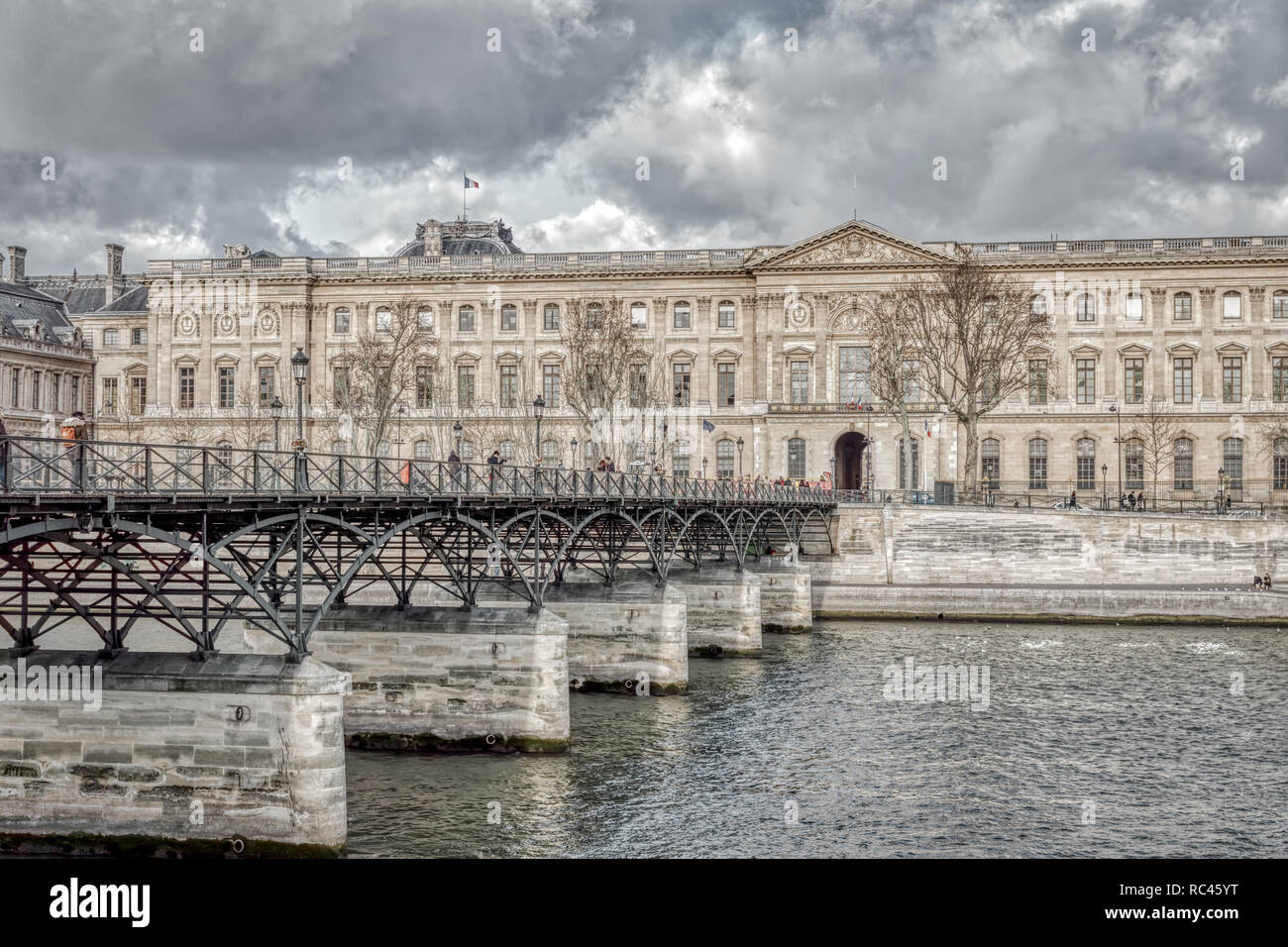 Les gens qui marchent sur Pont des Arts - Paris, France Banque D'Images