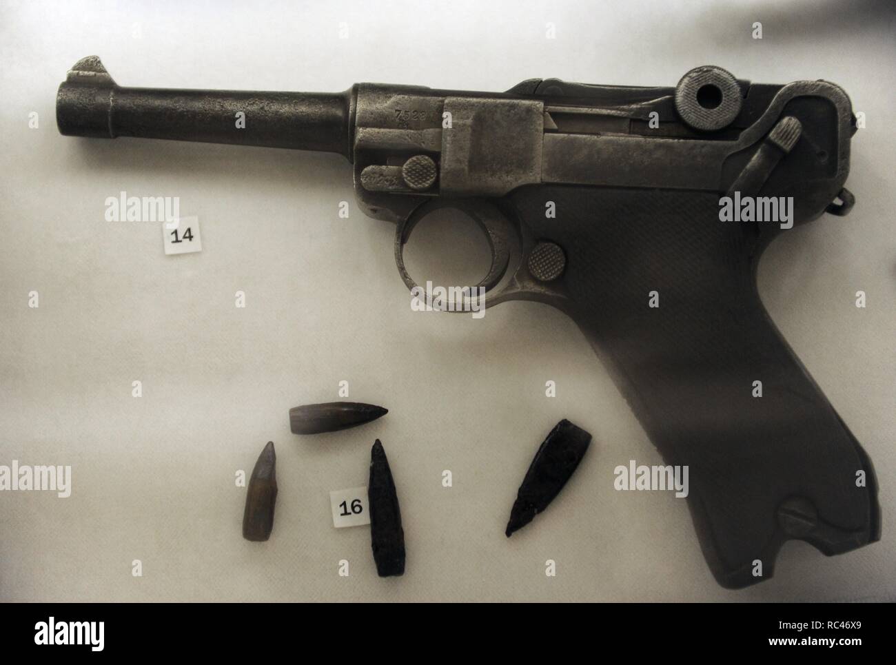 1908 o Parabellum-Pistole PRABELLUM PISTOLA pistola (Parabellum), popularmente conocida como Luger. Accionada por retroceso semiautomática pistola. El diseño fue patentado por Georg Luger en 1898. Utlizada por el ejército alemán durante la Primera y Segunda Guerra Mundial. 9mm. PROYECTILES encontrados campo de concentración Plaszow. Alrededores ciudad de Kraków. Propiedad MHK. Museo de Schindler. Cracovia. Polonia. Europa. Banque D'Images