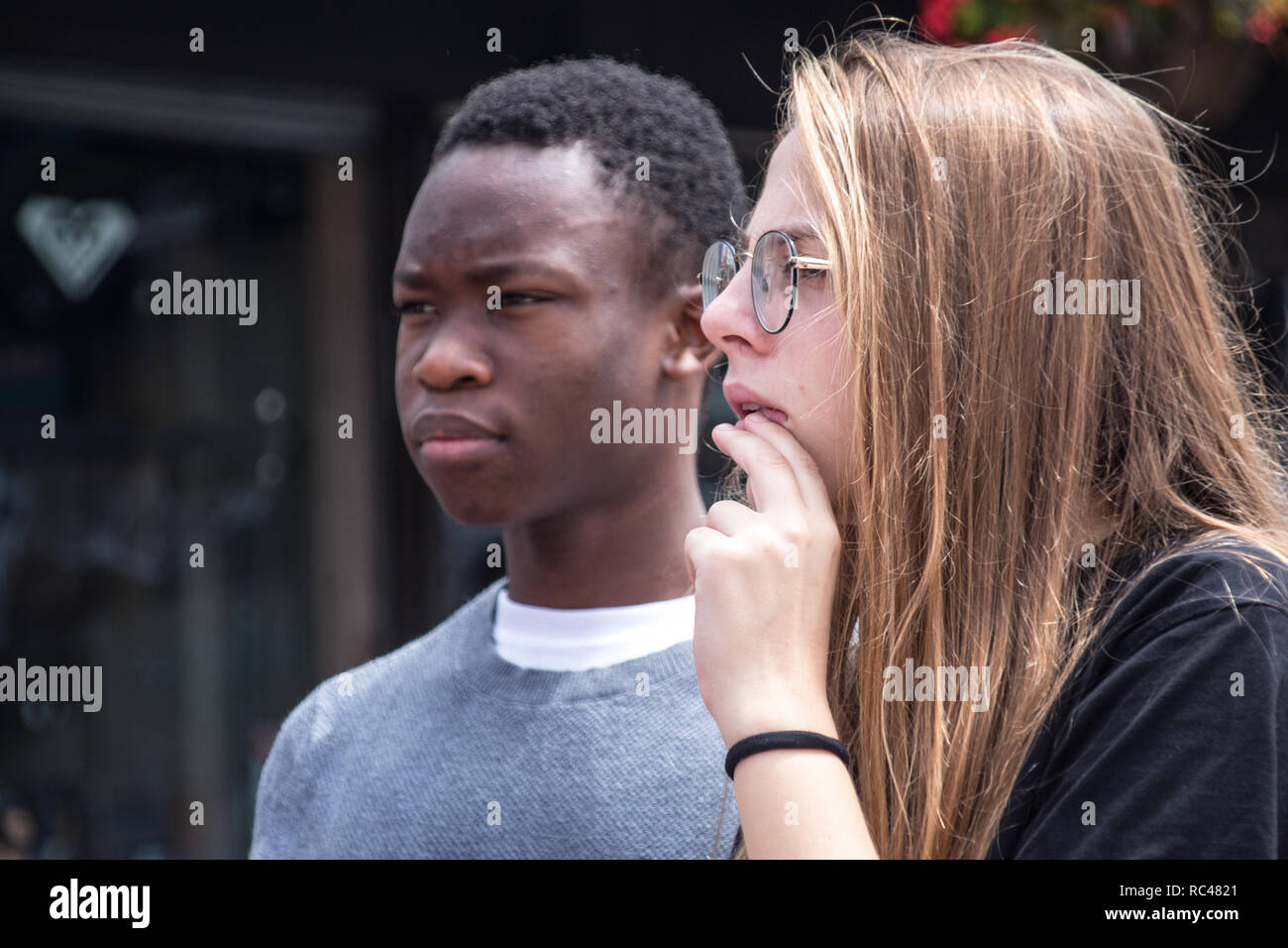 Un portrait d'un garçon et une fille sérieusement quelque chose sur une rue Banque D'Images