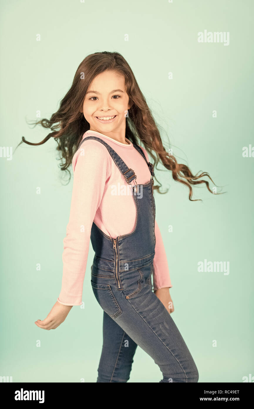 Enfant Happy Smiling Brunette Aux Longs Cheveux Longs La