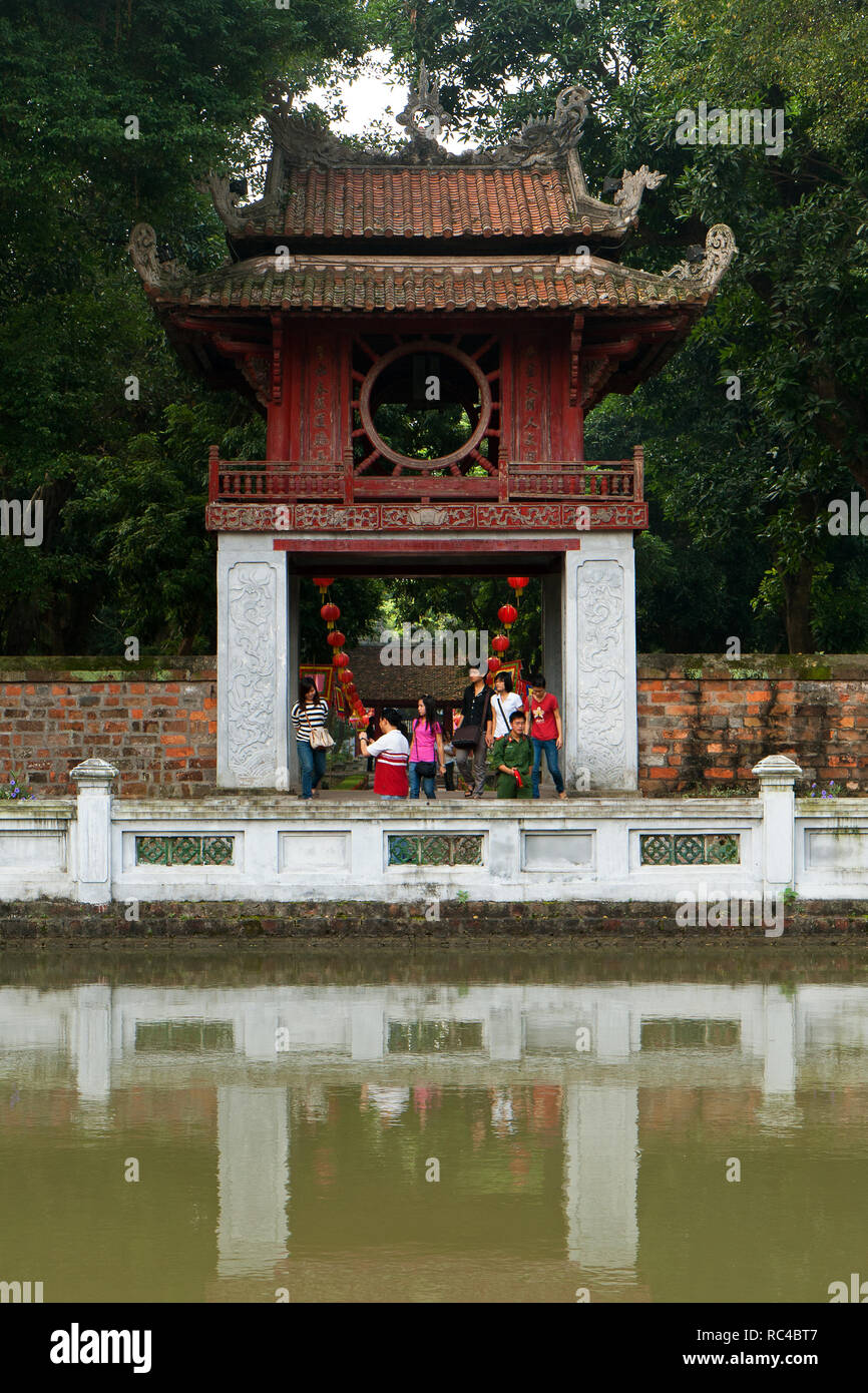 Les touristes au temple de la littérature (Van Mieu) à Hanoi, Vietnam. C'est un Temple de Confucius et fut construit en 1070. Banque D'Images