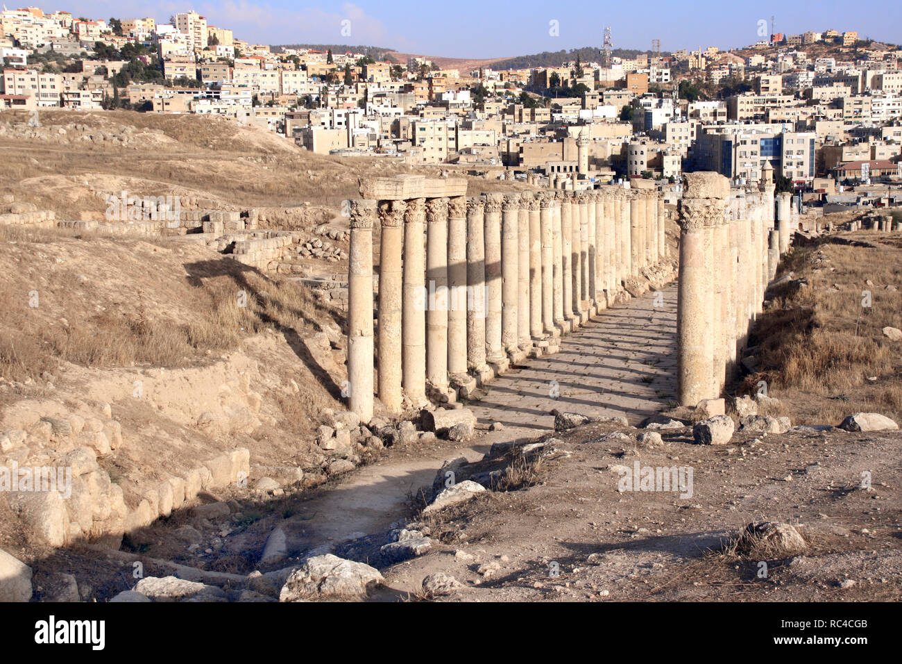 Vieille rue avec colonnes de Gérasa (Jerash), ancienne capitale romaine et la plus grande ville du gouvernorat de Jerash, Jordanie, Moyen-Orient. UNESCO World Heritage s Banque D'Images