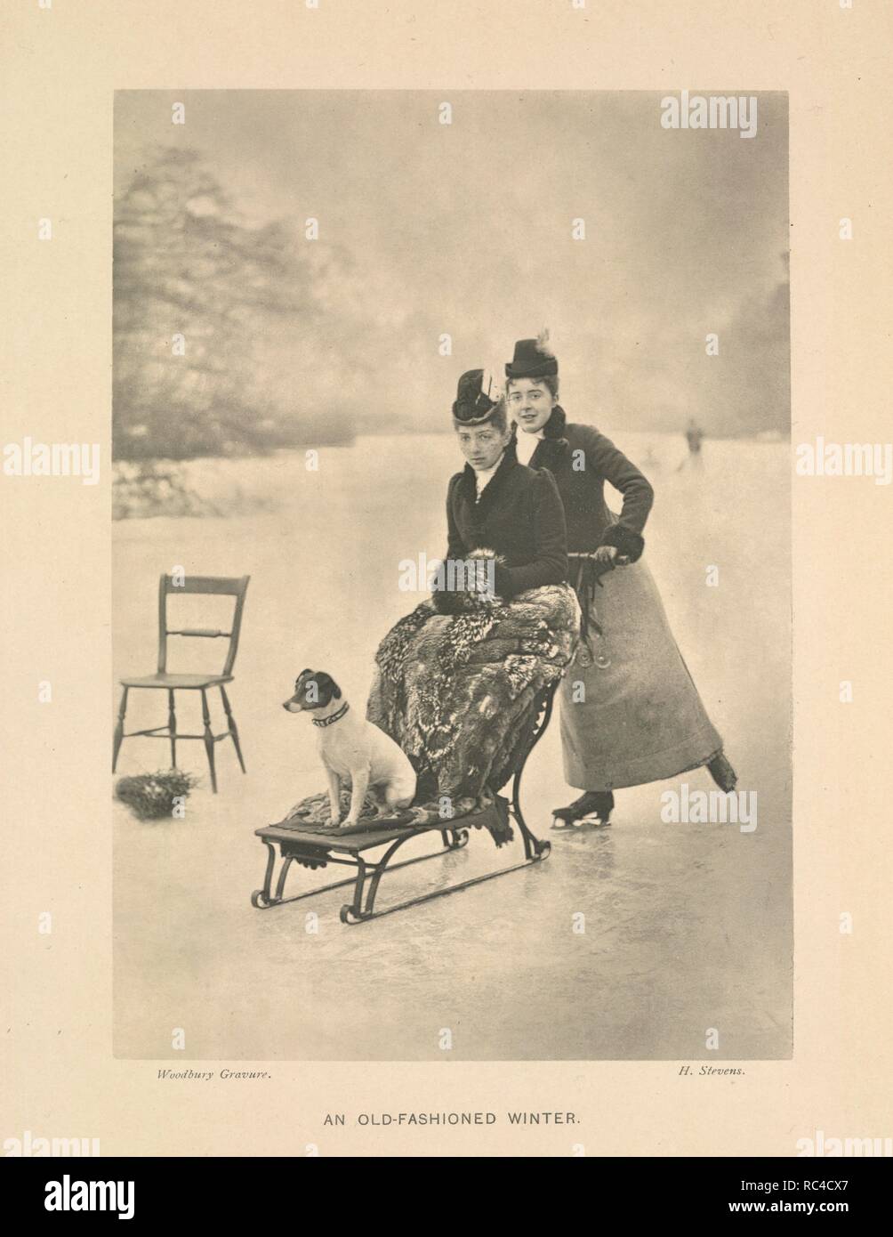 D'un hiver. Des photographies de l'année ... Notes descriptives et. Londres, [1891, 92]. Deux femmes sur un étang ou un lac glacé sur patins à glace, poussant un traîneau sur lequel un chien est assis. Image prise à partir de photographies de l'année notes descriptives et critique de l'exposition de la Société photographique, 1891, par H. P. Robinson (1892), par A. Horsley-Hinton Photographies sélectionnées et arrangées par C. W. Hastings. Publié à l'origine/produit à Londres, [1891, 92]. . Source : 1757.b.12,. Langue : Anglais. Auteur : Stevens, H. Banque D'Images