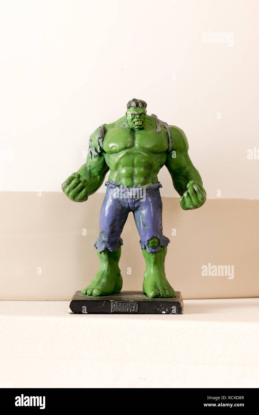 Modèle Hulk jouet debout sur socle noir sur la tablette à poser agressif avec son poing serrés, vu de l'angle faible Banque D'Images