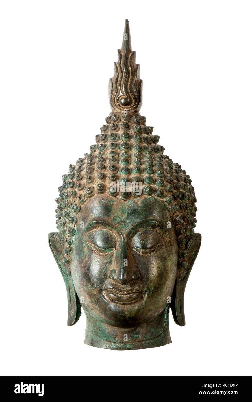 Sculpture tête Bouddha isolé sur fond blanc. Visage souriant avec les yeux fermés, du point de vue de l'avant en close-up Banque D'Images