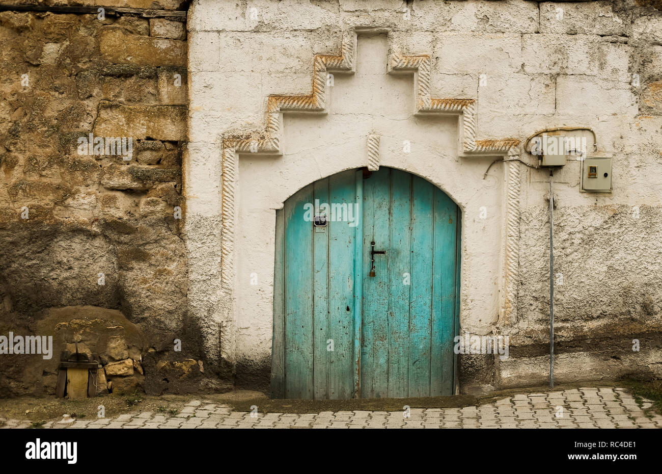 Vieille ville chambre mur blanc et en bois de porte bleue Banque D'Images