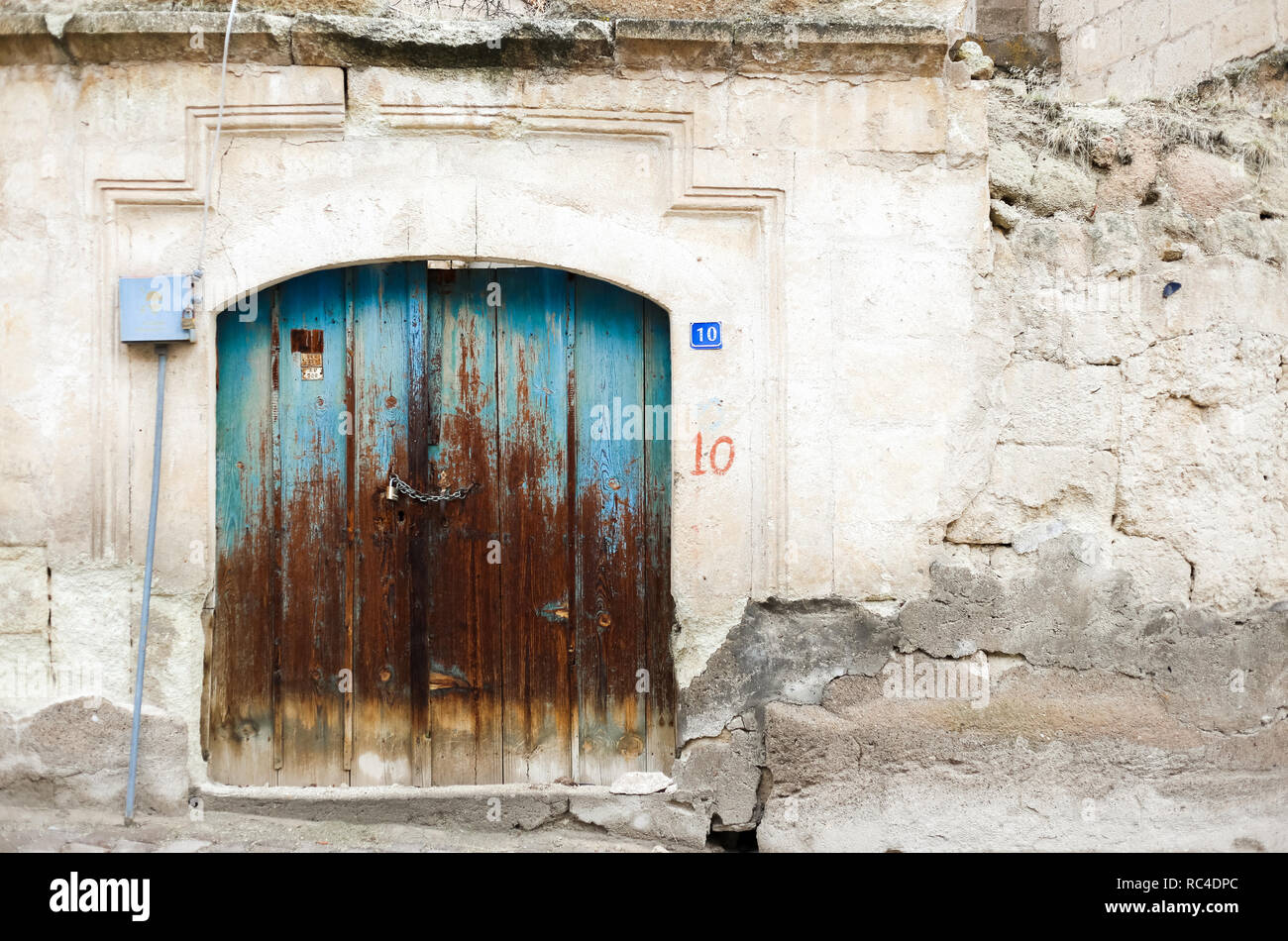 Vieille ville chambre mur blanc et en bois de porte bleue Banque D'Images