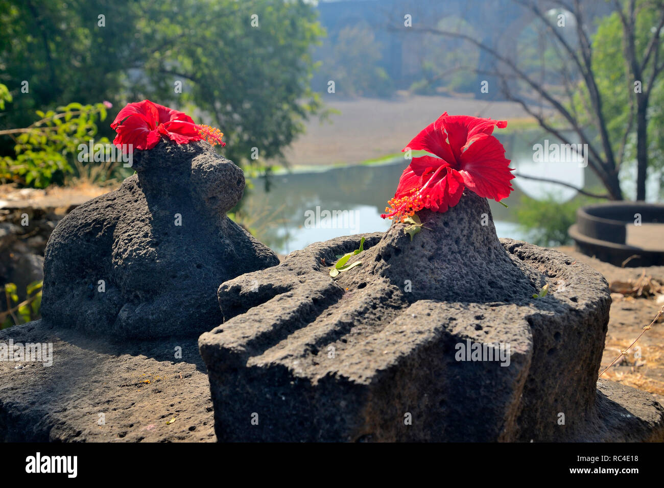 Petit Shivlinga et Nandi sur les rives de la rivière, près du temple de Someshwar, près de Mahuli Sangam, Satara, Maharashtra, Inde Banque D'Images