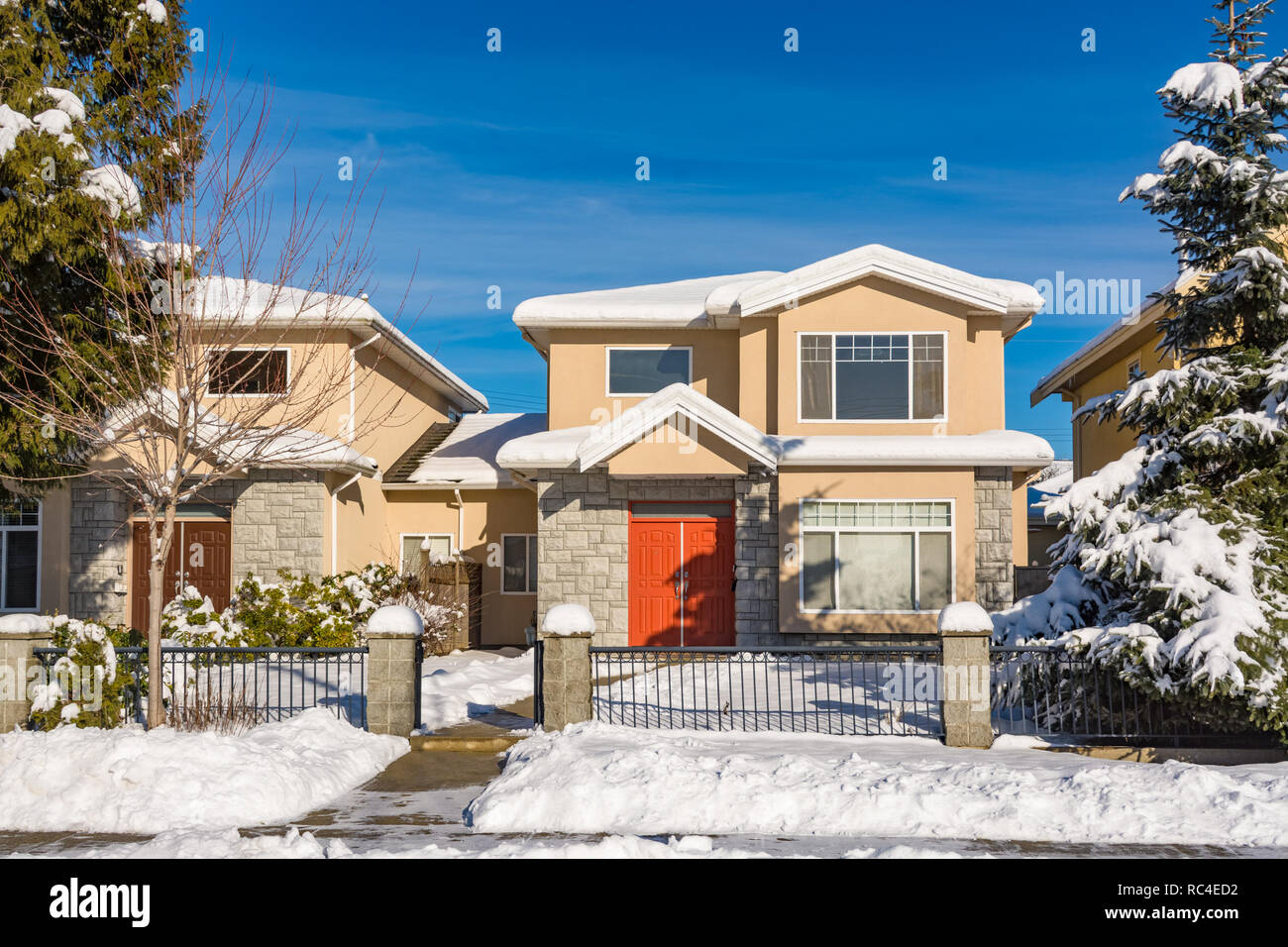 Chambre duplex résidentielle avec en cour avant sur la neige journée ensoleillée d'hiver au Canada Banque D'Images