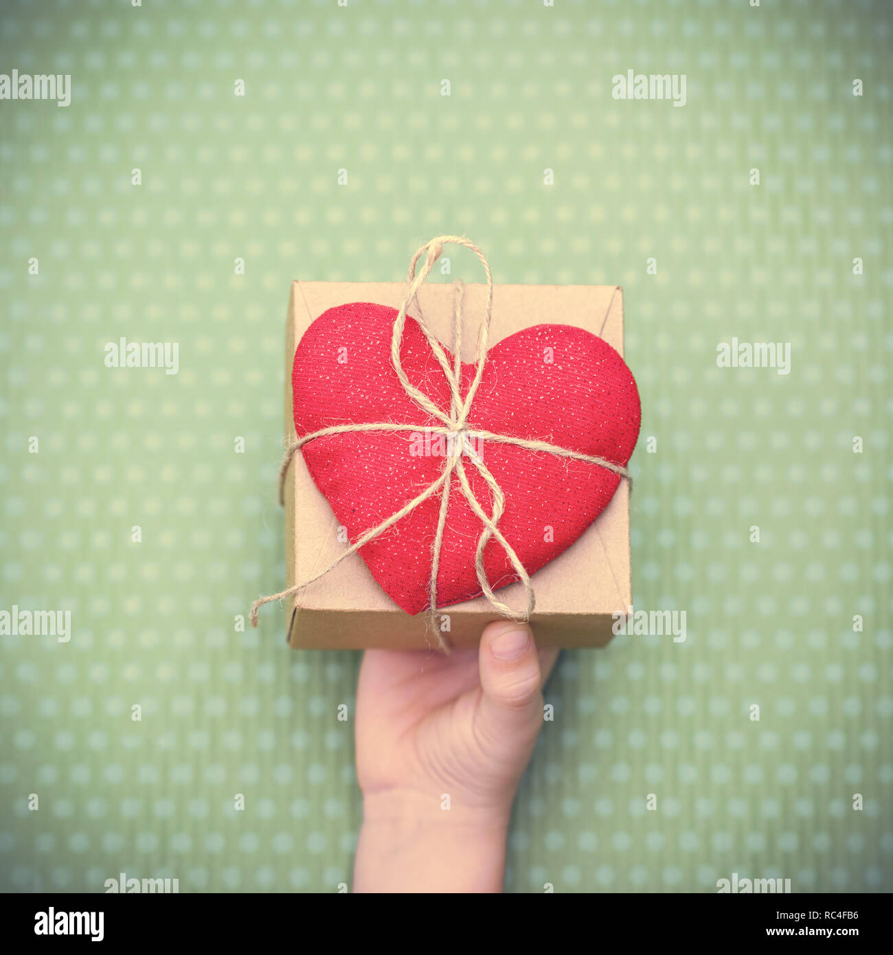 Coeur rouge avec un cadeau pour la Saint-Valentin Banque D'Images