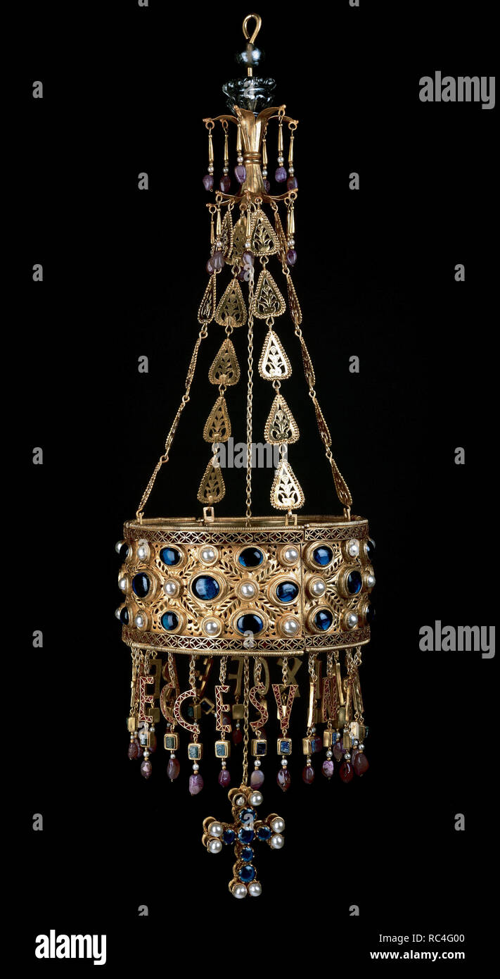 Couronne votive du roi des Wisigoths Recceswinth, fait d'or et de pierres précieuses dans la 2e moitié du 7e siècle. Trésor de Guarrazar. Musée Archéologique National. Madrid. L'Espagne. Banque D'Images