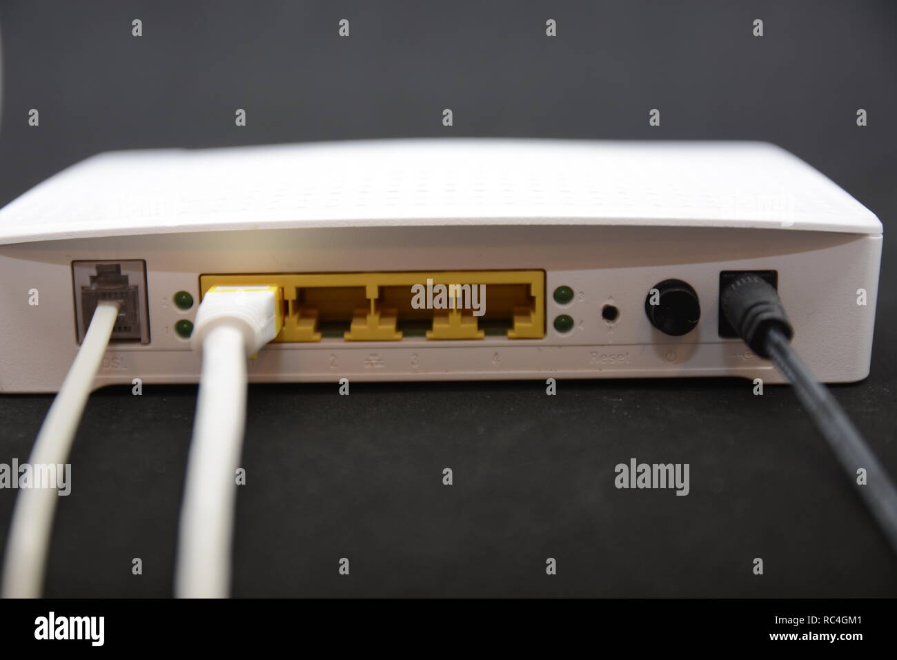 Internet connexion modem routeur lignes lignes de téléphone Photo Stock -  Alamy