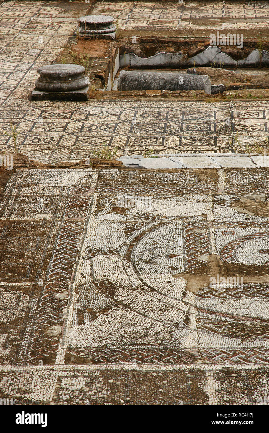 Villa romaine de Pisoes. Sol de mosaïque représentant des motifs géométriques et naturelles. Le Portugal. L'Alentejo. Beja. Banque D'Images