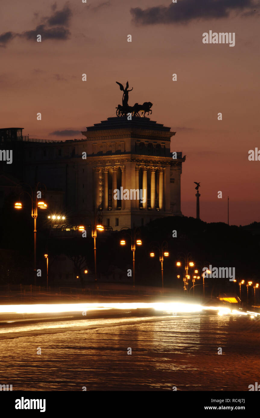 L'Italie. Rome. Vue nocturne de la Via dei Fori Imperiali. Dans l'arrière-plan, l'autel de la patrie, connu sous le nom de National Monument à Victor Emmanuel II. Banque D'Images