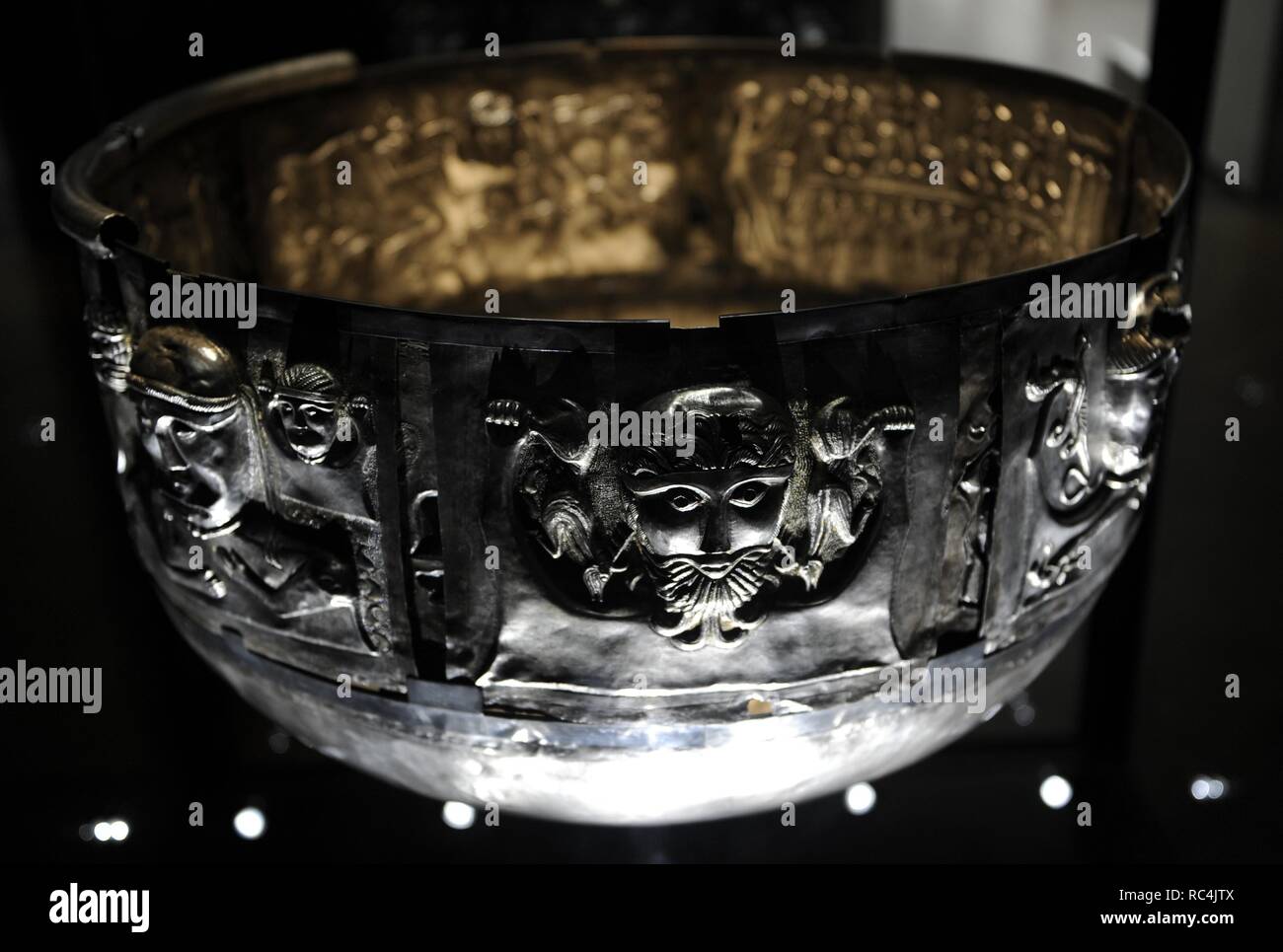Le chaudron de Gundestrup. Navire d'argent décoré, pensé à ce jour entre 200 et 300 av. notre ère, le plaçant à l'intérieur de la période ne Te ou au début de l'âge de fer. Gundestrup dans la paroisse de Aars Himmerland, au Danemark. Barbu mâle figure tenant une paire de cerfs en altitude dans chaque main, les tenant par les pattes de derrière pour qu'ils pendent vers le bas. Musée national du Danemark. Banque D'Images