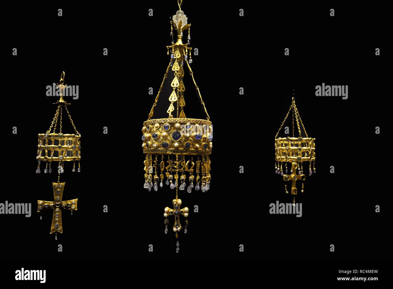 El tesoro de Guarrazar es un tesoro de orfebrería visigoda compuesto por coronas y cruces que varios Reyes del Reino visigodo de Toledo ofrecieron en su día como exvoto. En el centro corona votiva del Rey Recesvinto. Banque D'Images