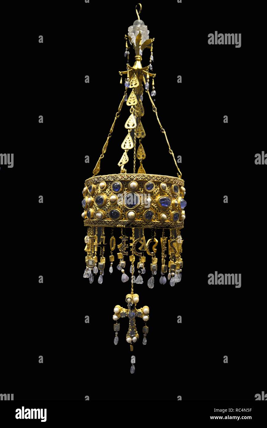 Tesoro de Guarrazar es un tesoro de orfebrería visigoda compuesto por coronas y cruces que varios Reyes del Reino visigodo de Toledo ofrecieron en su día como exvoto. En el centro corona votiva del Rey Recesvinto expuesta en el Museo Nacional. Arquológico Banque D'Images