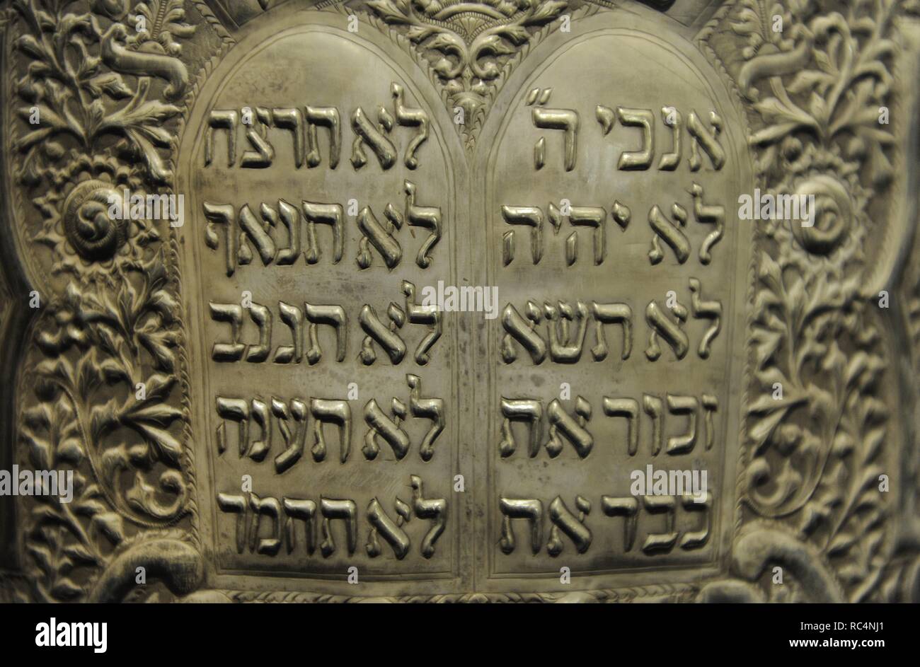 Cas De Torah Cylindriques Tripoli Libye 1935 Orfevre Raphael Oaton Bois Recouvert De Feuille D Argent