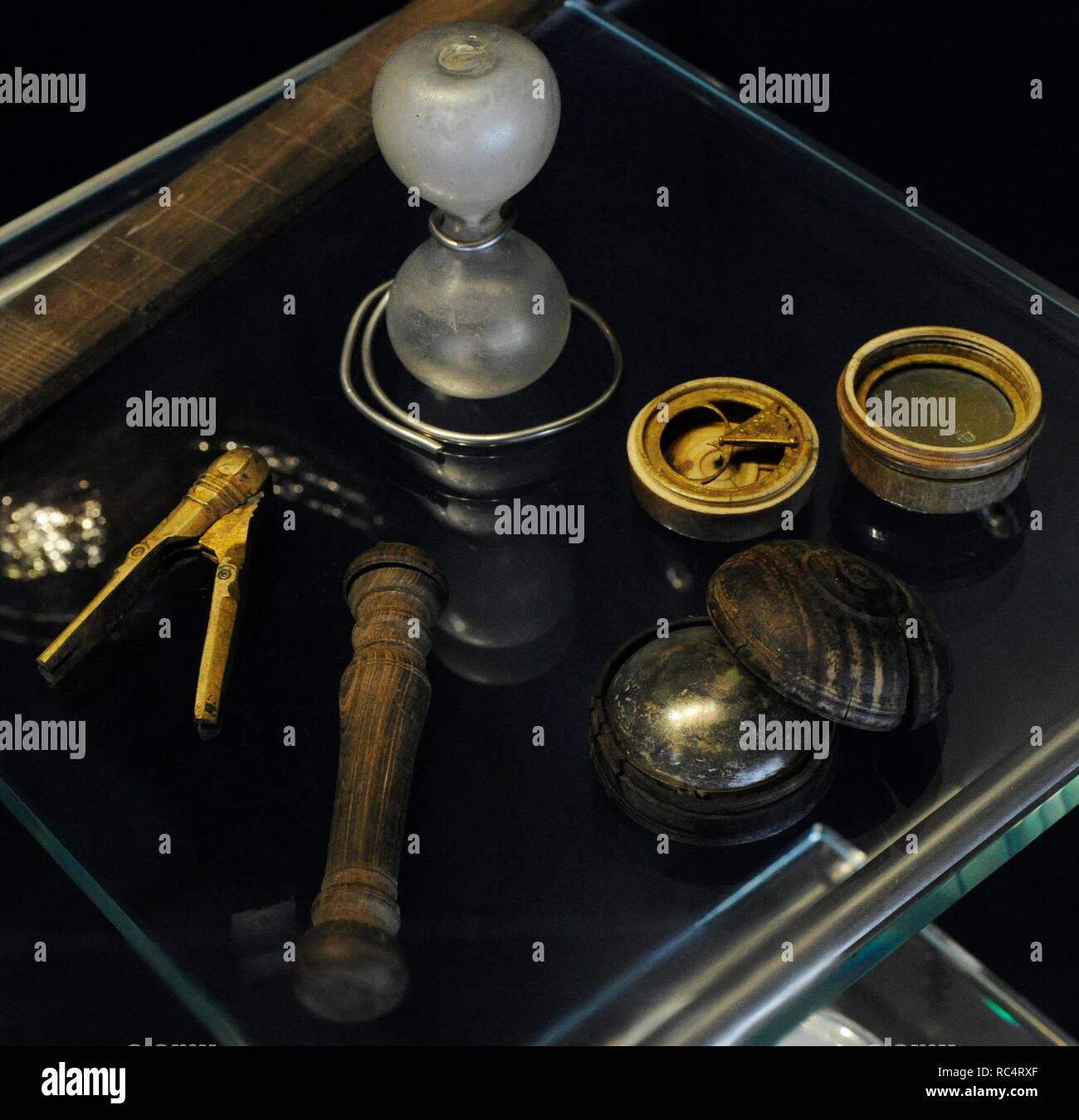 La navigation. Instruments. Une boussole et un télescope. Norwegian Maritime Museum. Oslo. La Norvège. Banque D'Images