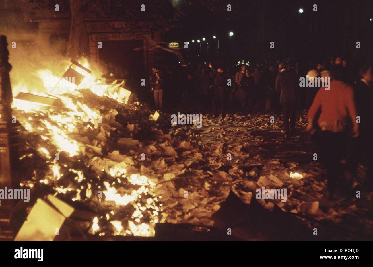 DEL 68 DE MAYO - PUERTA CATEDRAL - INCENDIOS En las calles. Lieu : extérieur. La France. Banque D'Images